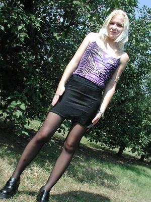 Sandra, une adolescente allemande en collants (Wiese)