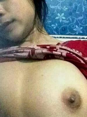 Indo chica adolescente muestra sus tetas