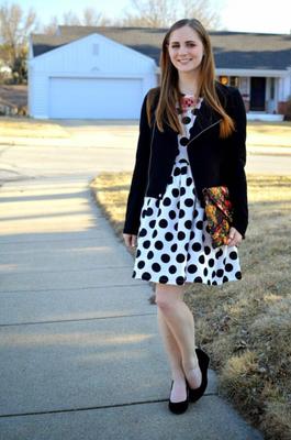 Hermosa Blogger con excelentes piernas y pies - PT de