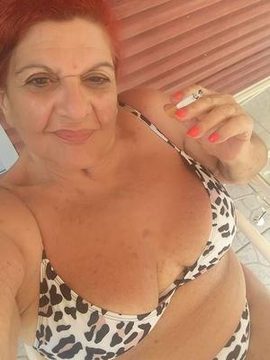 Ana (abuelita fea y caliente)