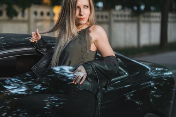 su chica y sus autos