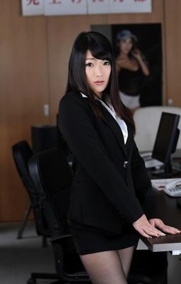 Akane Okamoto, fille de bureau