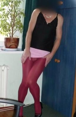 Gianna, une crossdresser mature, en bas et mini-jupes.