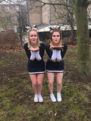 Cheerleader mit Roberta und Freunden