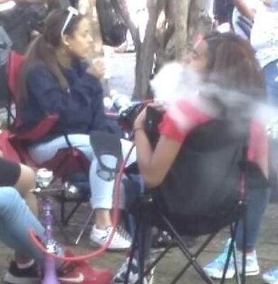 Adolescente fumadora de narguile chica latina en el desfile