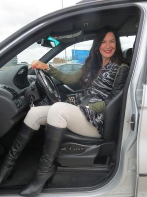 Superbe MILF australienne en bottes, collants, leggings et talons