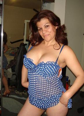 MILF Latina Aux Gros Seins Pour Des Hommages