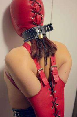 Rote Leder-Kapuzen- und Armbinder