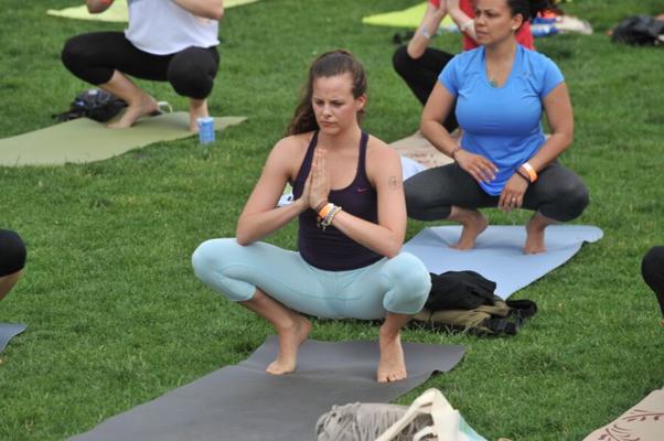 Yoga aux gros seins dans le parc