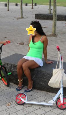 Esposa asiática en scooter en el parque