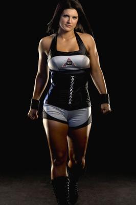 Gina Carano- Mujer fuerte americana tetona con trajes sexys y chisporroteantes