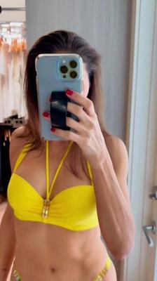 Liberte Chan Yoga en bikini amarillo ajustado Desafío de masturbación