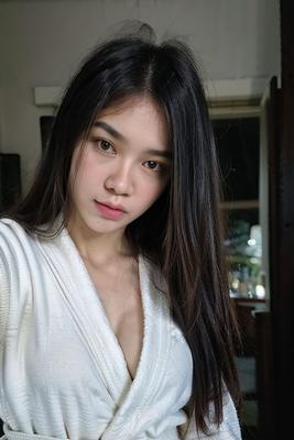 Fon Thai slut with a slutty selfie