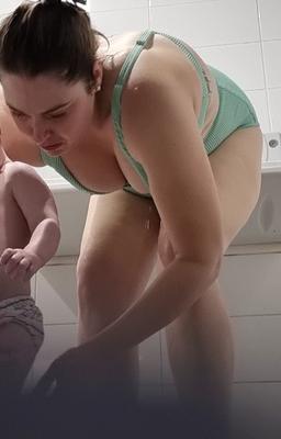 Une jeune mère surprise dans un vestiaire