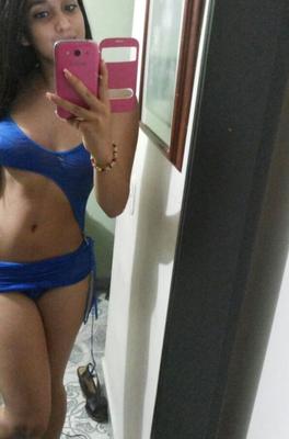 Latina prenant des selfies