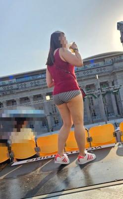 SG Chinesische Frau mit Hotpants im Freien