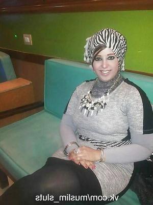 BBW Fat Chubby Hijab portant une salope musulmane voir à travers la lingerie