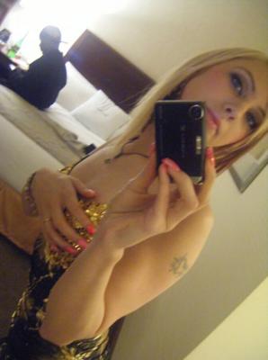 Junge sexy blonde Amateurin macht Fotos von sich