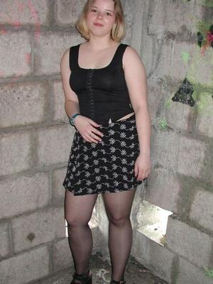 Karin, une adolescente allemande en collants (ruine)