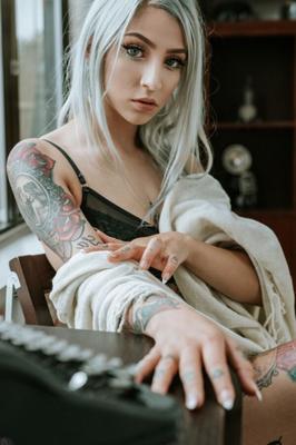 Suicide Girls - Ivory - Tourniquet