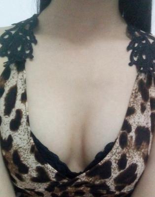 camisón con estampado de leopardo y juguetes