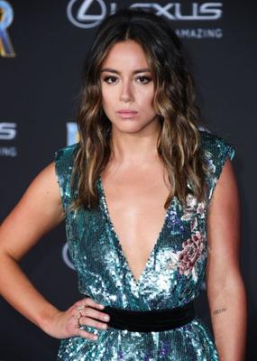 Chloe Bennet – Schimmerndes grünes Kleid