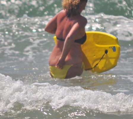 Mi bikini amarillo meando en el mar Linda Finemb