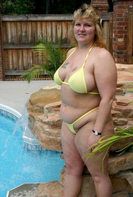 Bikini jaune maman bien roulée