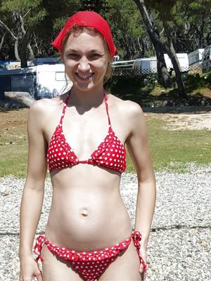 Maja, jeune polonaise, en bikini rouge.