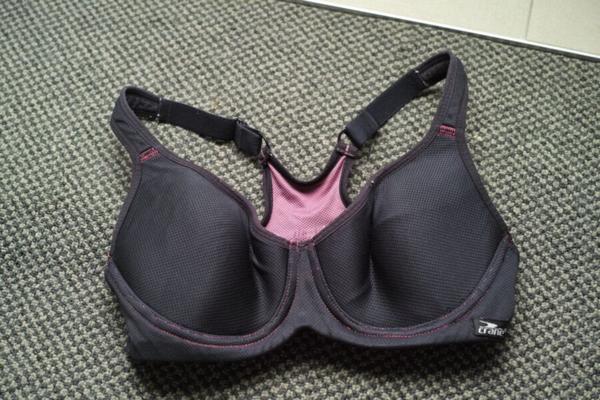 Soutien-gorge de sport en sueur