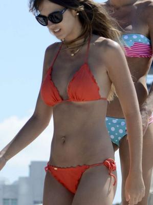 Shannon De Lima en bikini rojo en Miami Beach