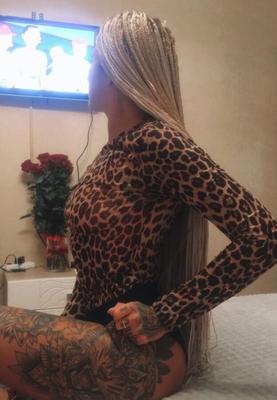 Katrin L. uniforme russe, enceinte, tatoueuse