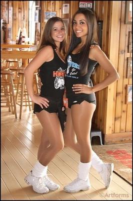 diminutas sexy hooters chica bikini y modelado desnudo