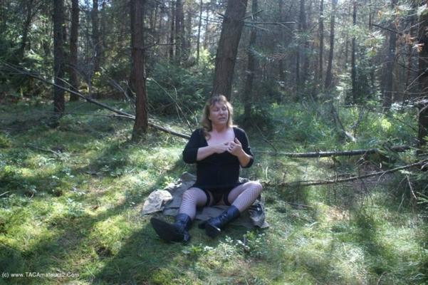 Französische MILF-Schlampe Corinne – mit zwei Männern im Wald