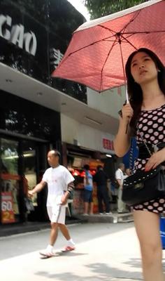 Chica con vestido de lunares pokka