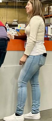 Observation d'employés de Costco - Latina aux grosses hanches en jeans