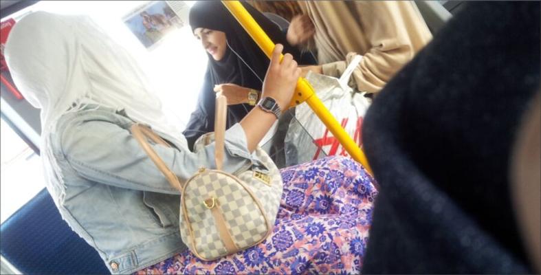 HORNY HJIAB MAROC VAGABUNDA APÓS ORAÇÃO DE SEXTA-FEIRA - Duesseldorf Alemanha