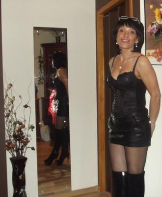 Chaud mature aime porter des collants et des bottes