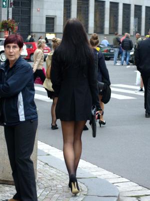 Beautiful pantyhosed candid on the street !