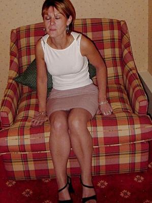 UK MILF DEE FACIAL ON SOFA