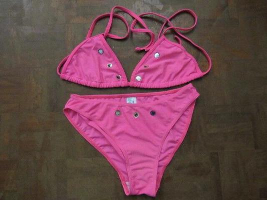 Le bikini rose rencontre mes ciseaux et obtient