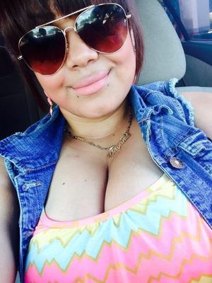 Latina sexy à gros seins sales