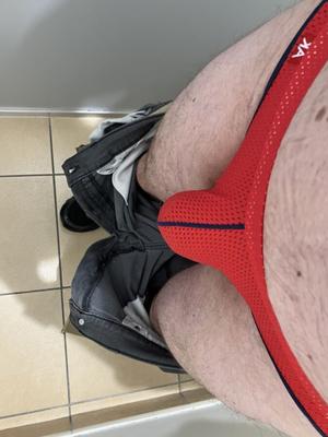 Fotos atrevidas de jockstrap no banheiro da obra