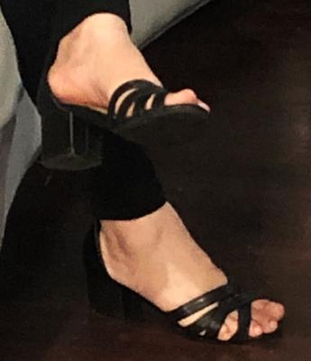 Clueless El Salvador bitch exposes her feet in heels