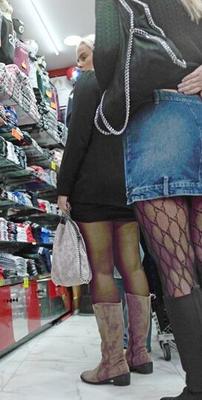 Deux filles ukrainiennes sexy en bottes font du shopping en France