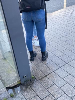 toller Arsch in engen Bluejeans, Gesichtsaufnahme