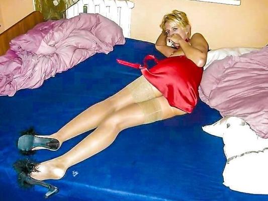 FETISCH: NYLON-OUTFIT IM BETT