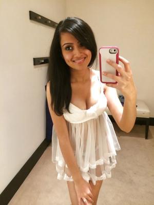 Selfies d'une fille indienne dans le vestiaire