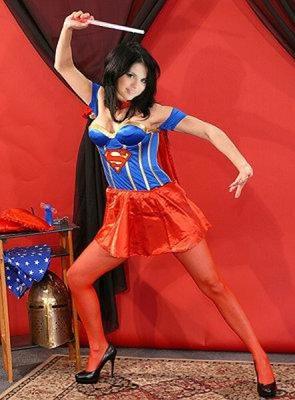 Selena Gomez als SUPERGIRL Hypno Domina Gefahr