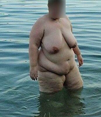 La cerda gorda muestra su cuerpo cachondo en el lago